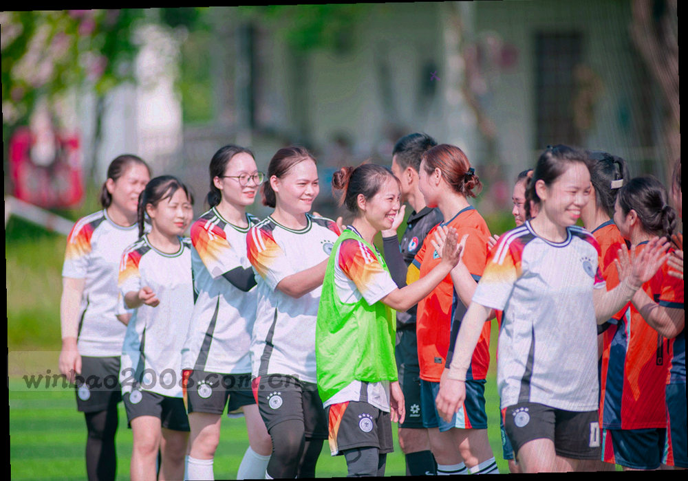 单件零售装、中箱装与托盘集装三类包装并排平视对比，背景为中性灰